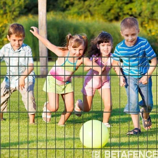 Clôture Bekafor Essential Une cloture rigide, entrée de gamme, mais très qualitative. Bekafor Essential et son poteau Bekaclip sont de fabrication européenne et répondent aux normes environnementales en vigueur. La garantie Betafence 10 ans, est un gage de qualité et de longévité pour votre cloture.