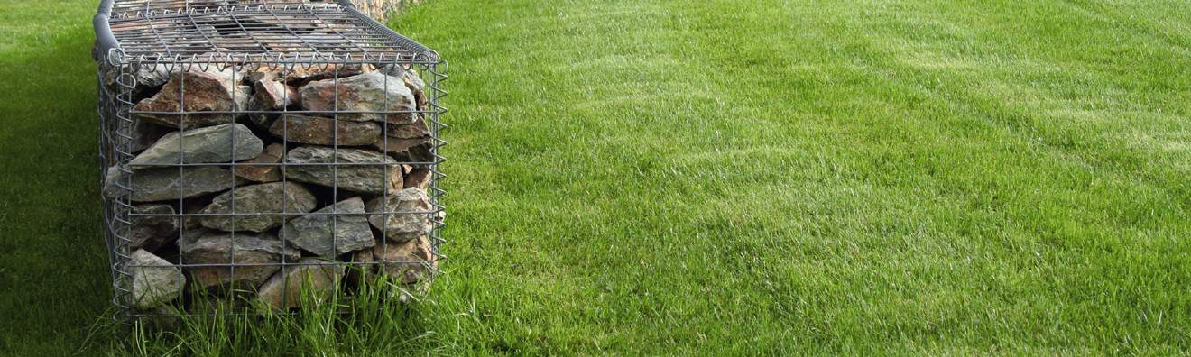 Clôture d'un petit jardin individuel avec grillage simple torsion et  accessoires traditionnels