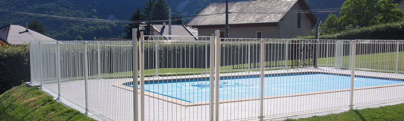 Une belle piscine enterrée avec une clôture Bekazur 2D et son portillon avec groom intégré.