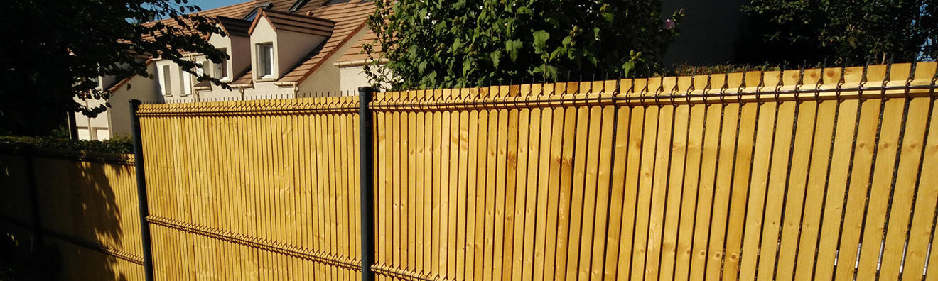 Panneaux Nylofor 3D occultés avec le bois Collfort - Rungis, en région Parisienne