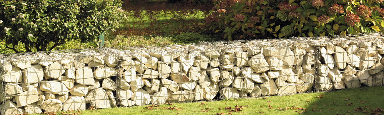 Cages de gabions dans un jardin