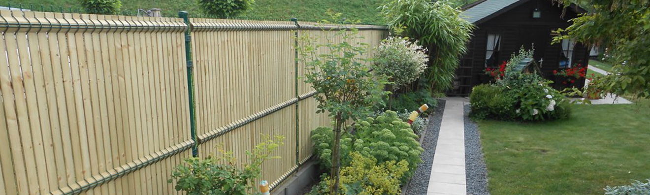 Séparation entre deux jardins avec le système Collfort et panneaux Bekafor