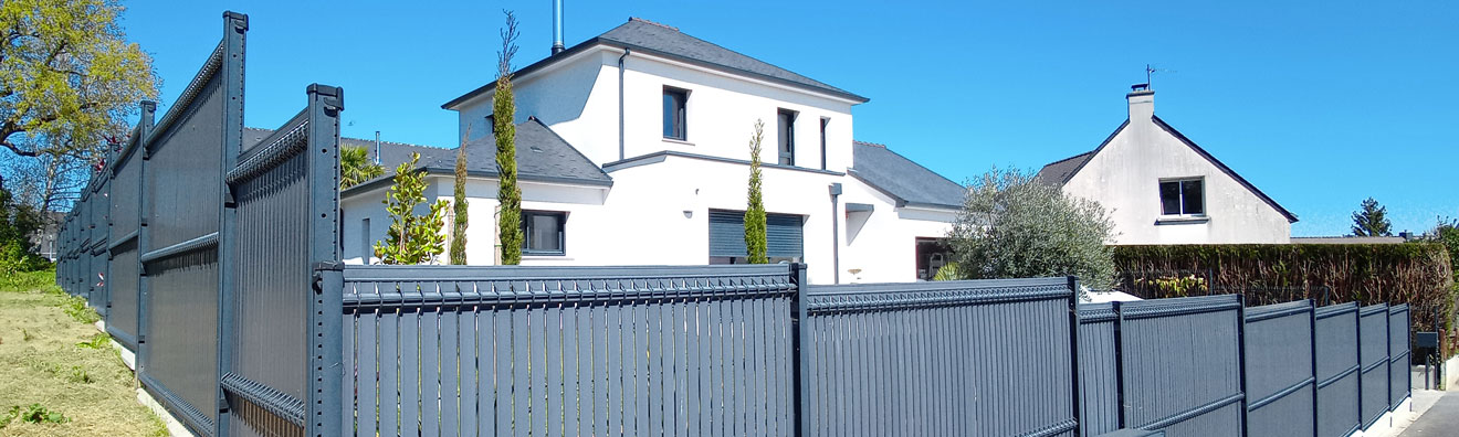 Occultation Screeno-line antracite pour une belle maison d'architecte, sous un ciel magnifique