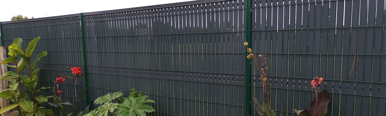 L'alliance d'une clôture verte en panneaux soudés avec un occultation anthracite