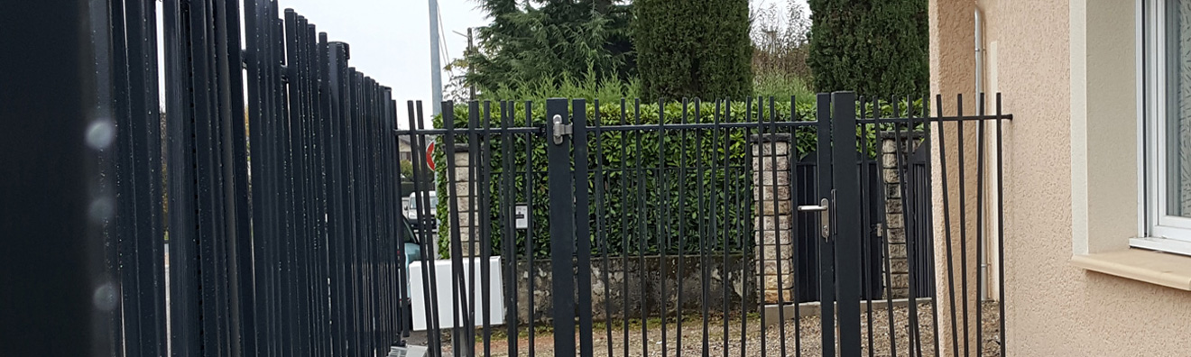 Clôture barreaudée CréaZen avec son portillon assortis, le tout en RAL 7016