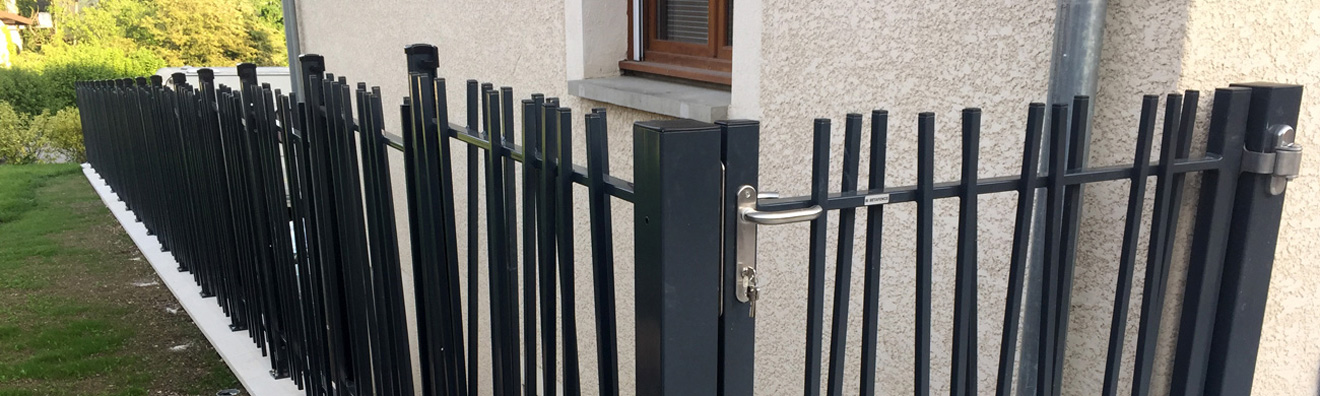 Une belle clôture creaZen, posée sur muret et en pente, avec son portillon assortis.