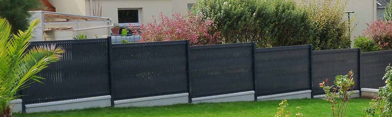 Très belle clôture brise-vue avec Screeno line anthracite.