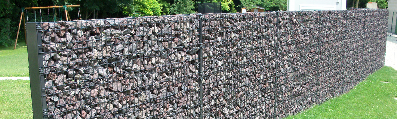 Clôture Zenturo mur, avec un remplissage en pierre de lave. Montage sur poteaux Zenturo